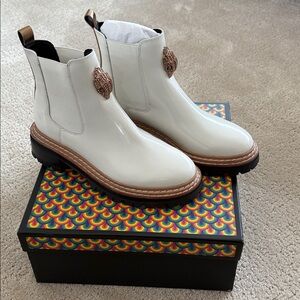 Kurt Geiger Belgravia Chelsea White Combat Boots with Gold Accents Sz 8